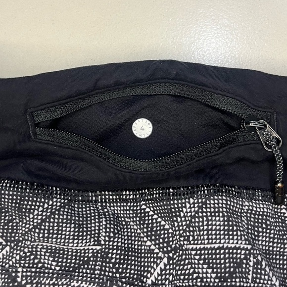 Lululemon Speed-Up Low-Rise Lined Short, 2.5” size 4 - Picture 3 of 5